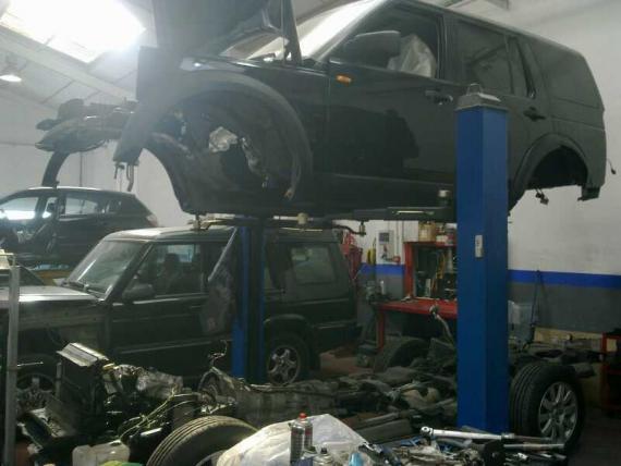 Taller de vehiculos, automoviles, coches, trabajamos con aseguradoras reparamos todo tipo desperfectos, ara��azo, golpes laterales, golpes frontales golpes traseros, lunas, ruedas, llantas, paralelos tambien tenemos todo tipo de accesorios antiguos o de nueva generacion nuestra especializacion son lad rover y ranger rover