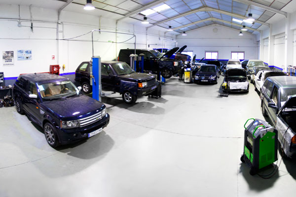 Taller de vehiculos, automoviles, coches, trabajamos con aseguradoras reparamos todo tipo desperfectos, ara��azo, golpes laterales, golpes frontales golpes traseros, lunas, ruedas, llantas, paralelos tambien tenemos todo tipo de accesorios antiguos o de nueva generacion nuestra especializacion son lad rover y ranger rover